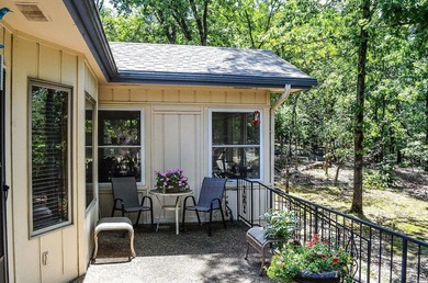 Easy Living in this 3 bedroom 2 bath home. Laminate flooring - photo 33