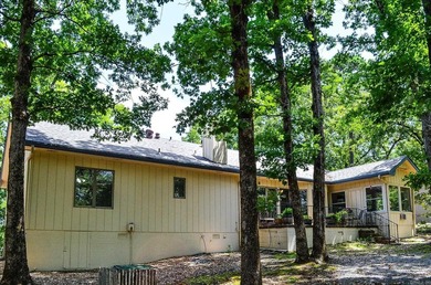 Easy Living in this 3 bedroom 2 bath home. Laminate flooring - photo 35