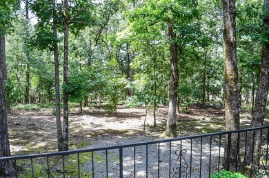 Easy Living in this 3 bedroom 2 bath home. Laminate flooring - photo 36