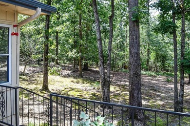 Easy Living in this 3 bedroom 2 bath home. Laminate flooring - photo 37