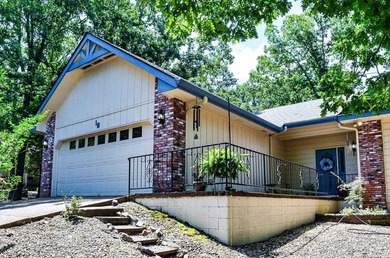 Easy Living in this 3 bedroom 2 bath home. Laminate flooring - photo 39
