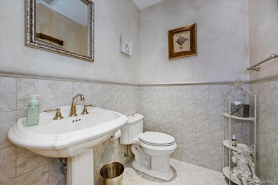Welcome to an exceptional waterfront retreat, ideally situated - photo 24