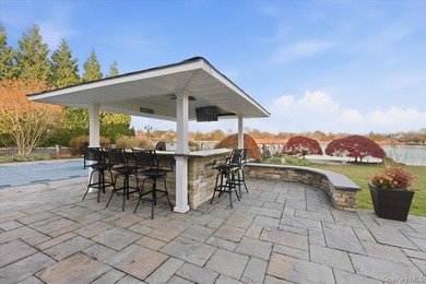 Welcome to an exceptional waterfront retreat, ideally situated - photo 29