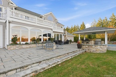 Welcome to an exceptional waterfront retreat, ideally situated - photo 30