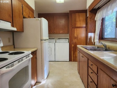 Price Reduction! Welcome to this inviting 2-bedroom, 1.5 bath - photo 5