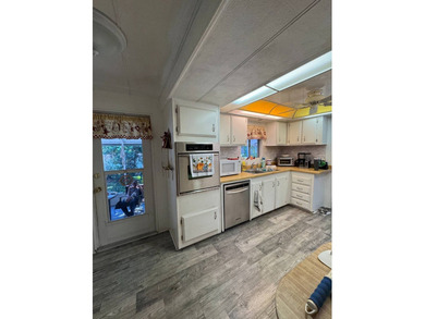 SPACIOUS HOME LOCATED A SHORT DRIVE TO LIDO BEACH! This 1,200 - photo 3