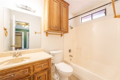 A great home in the Crestmont subdivision, a spacious living and - photo 14