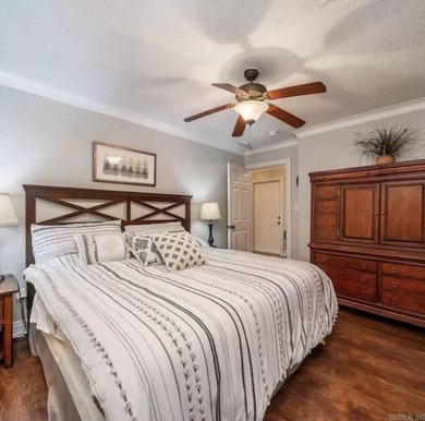 Spectacular 2-bed, 2-bath residence with gorgeous lake and - photo 21