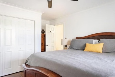 Spectacular 2-bed, 2-bath residence with gorgeous lake and - photo 25