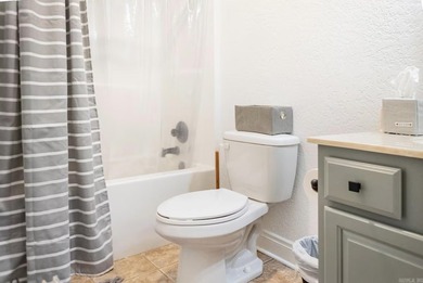 Spectacular 2-bed, 2-bath residence with gorgeous lake and - photo 27
