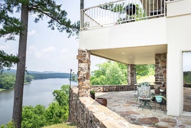 Spectacular 2-bed, 2-bath residence with gorgeous lake and - photo 31