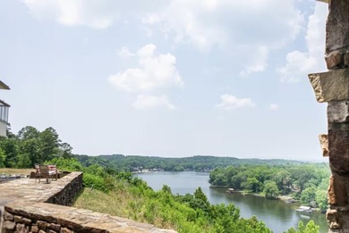 Spectacular 2-bed, 2-bath residence with gorgeous lake and - photo 33