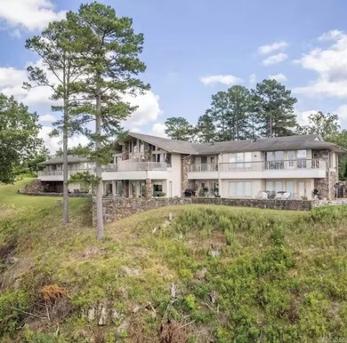 Spectacular 2-bed, 2-bath residence with gorgeous lake and - photo 38