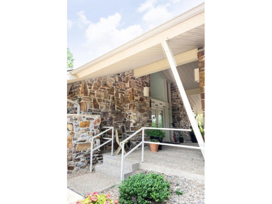Spectacular 2-bed, 2-bath residence with gorgeous lake and - photo 40