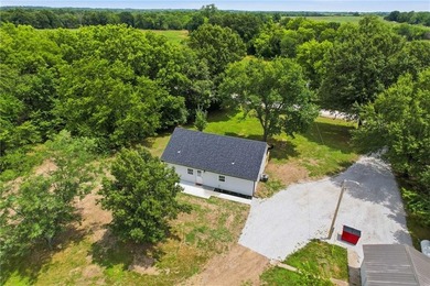Move right into this beautifully renovated 4-bedroom, 2-bath - photo 11