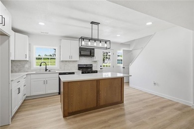 Move right into this beautifully renovated 4-bedroom, 2-bath - photo 20