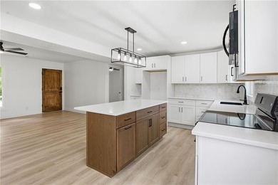 Move right into this beautifully renovated 4-bedroom, 2-bath - photo 21