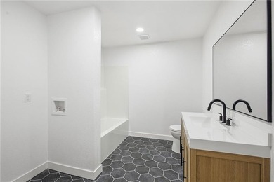 Move right into this beautifully renovated 4-bedroom, 2-bath - photo 28