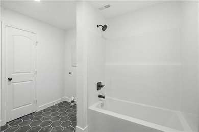 Move right into this beautifully renovated 4-bedroom, 2-bath - photo 29
