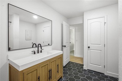 Move right into this beautifully renovated 4-bedroom, 2-bath - photo 30