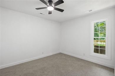 Move right into this beautifully renovated 4-bedroom, 2-bath - photo 31