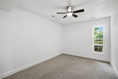 Move right into this beautifully renovated 4-bedroom, 2-bath - photo 32
