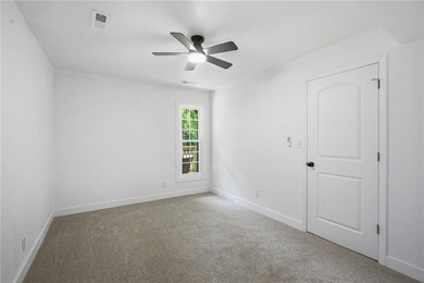 Move right into this beautifully renovated 4-bedroom, 2-bath - photo 33