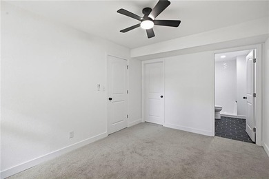 Move right into this beautifully renovated 4-bedroom, 2-bath - photo 34