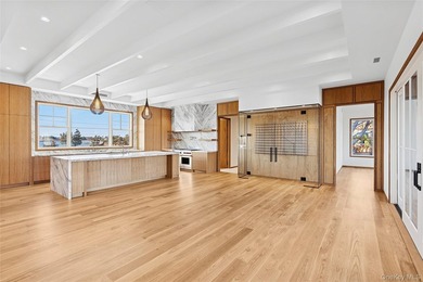 Private dockage with direct bay access. Waterfront estate just - photo 11