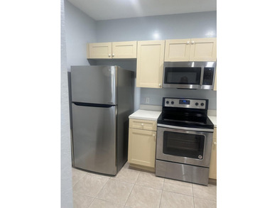 3 bedroom 2 bath condo. Step inside to find good sized rooms - photo 11