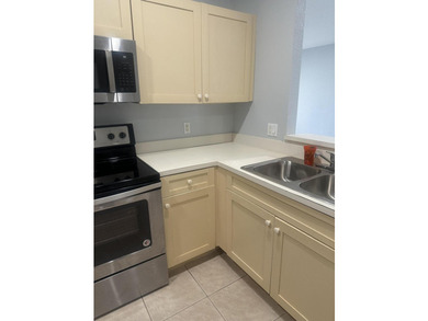 3 bedroom 2 bath condo. Step inside to find good sized rooms - photo 12