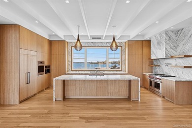 Private dockage with direct bay access. Waterfront estate just - photo 13
