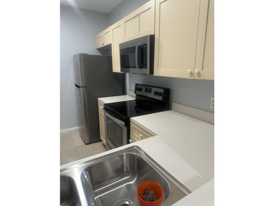 3 bedroom 2 bath condo. Step inside to find good sized rooms - photo 13