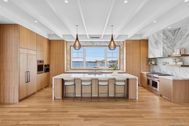Private dockage with direct bay access. Waterfront estate just - photo 14