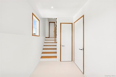 Private dockage with direct bay access. Waterfront estate just - photo 41
