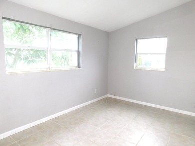 Welcome to this charming three-bedroom, one-bathroom - photo 11