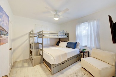 Only two blocks from the beach, this well established resort and - photo 12