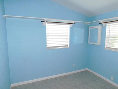 Welcome to this charming three-bedroom, one-bathroom - photo 13