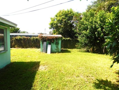 Welcome to this charming three-bedroom, one-bathroom - photo 17
