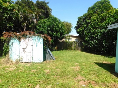 Welcome to this charming three-bedroom, one-bathroom - photo 18
