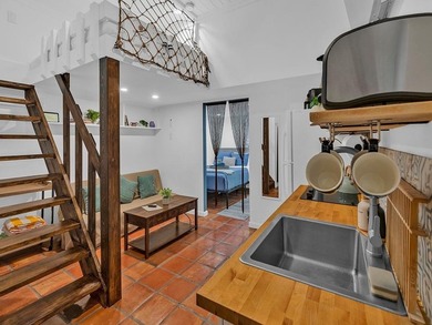 Only two blocks from the beach, this well established resort and - photo 18