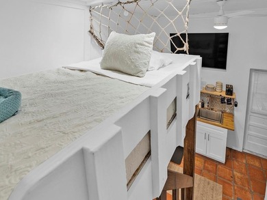 Only two blocks from the beach, this well established resort and - photo 20