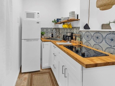 Only two blocks from the beach, this well established resort and - photo 45