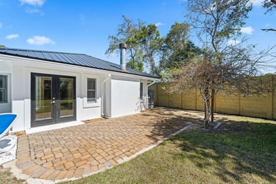 Spacious 4 bedroom, 3 bath ranch-style home with a private pool - photo 45