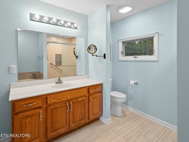 Beautiful Three Bedroom three and a half bath Lakeview and Lake - photo 41
