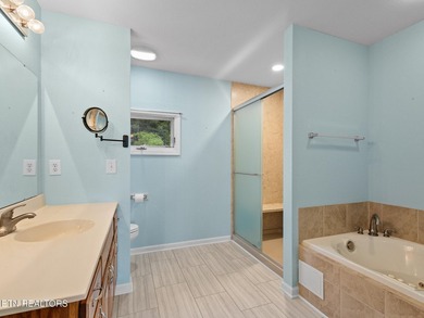Beautiful Three Bedroom three and a half bath Lakeview and Lake - photo 42