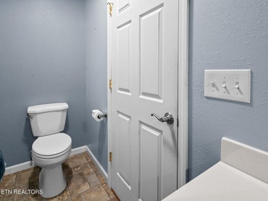 Beautiful Three Bedroom three and a half bath Lakeview and Lake - photo 46