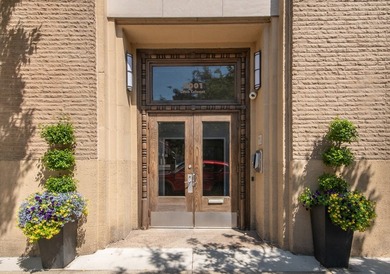 Rarely available 2-bedroom, 2-bathroom brick-and-concrete loft - photo 4