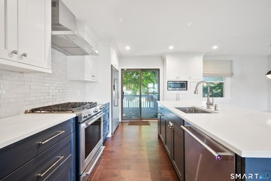 Welcome home to this charming and beautifully maintained - photo 4