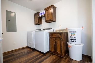 3 bed, 2 bath home near Arbuckle Lake! Open-concept living and - photo 12